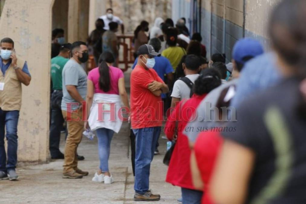 FOTOS: Tercer día consecutivo de inmensas filas por jornada de vacunación en la capital