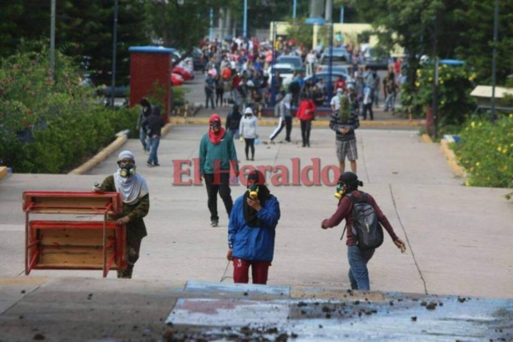 Las imágenes que no viste de la batalla entre el MEU y policías en la UNAH