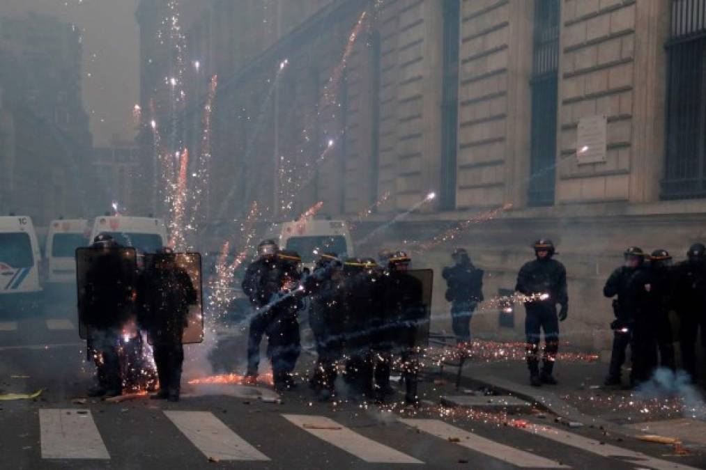 FOTOS: Disturbios y miles de personas en las calles de Francia contra reforma de pensiones