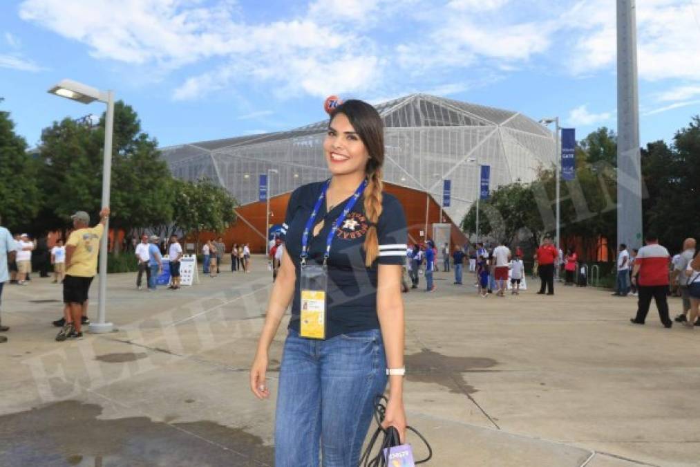 ¡Linduras! Ellas adornan el BBVA Compass en la segunda jornada de la Copa Oro