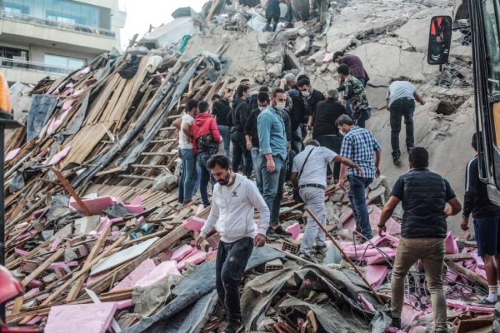 Angustia y desesperación: el rescate de personas atrapadas tras terremoto en Turquía