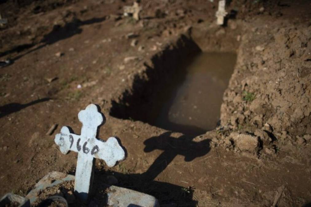 FOTOS: Tristeza y desolación en cementerios del mundo que reciben a víctimas de la pandemia