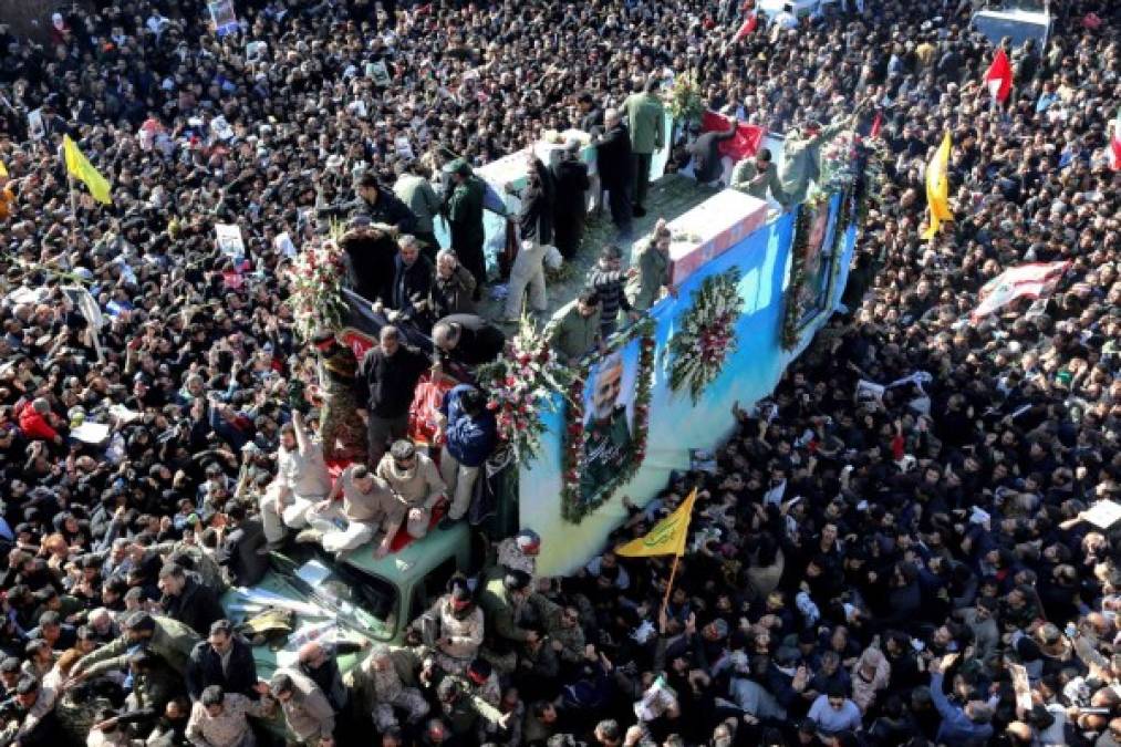 Las imágenes más impactantes de la estampida que dejó 53 muertos en funeral de Soleimani
