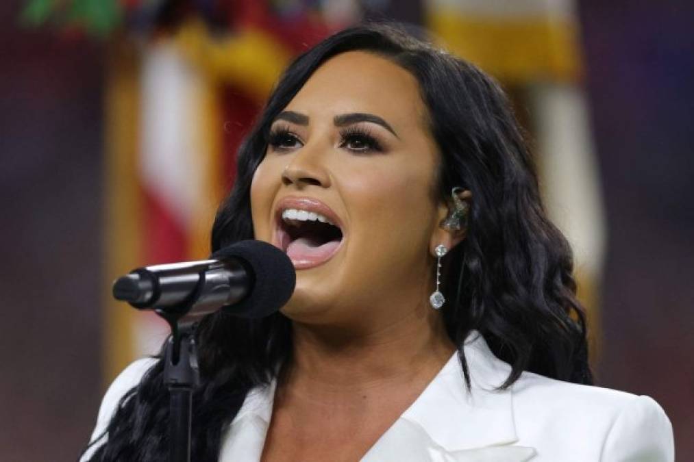 Emotiva interpretación de Demi Lovato del himno estadounidense en el Super Bowl