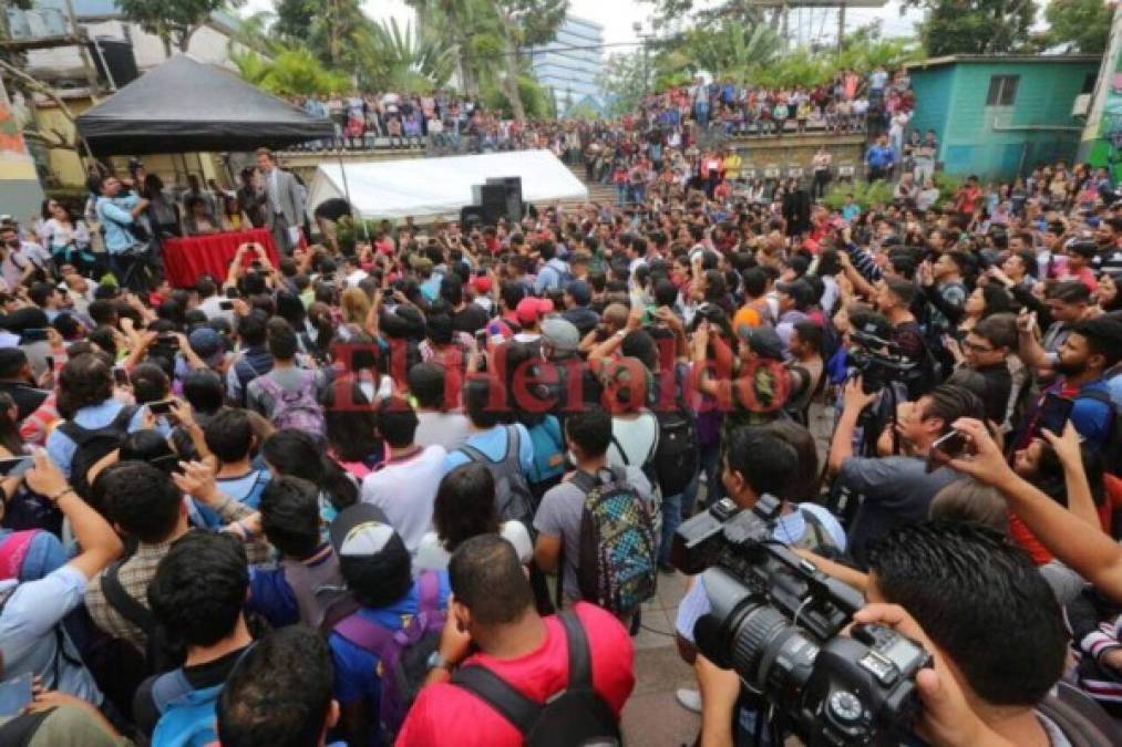 Con aplausos y ovaciones recibieron a Nasralla estudiantes de la UNAH