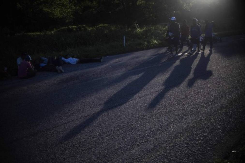FOTOS: Cae la noche y los migrantes se preparan para dormir en el duro asfalto de México