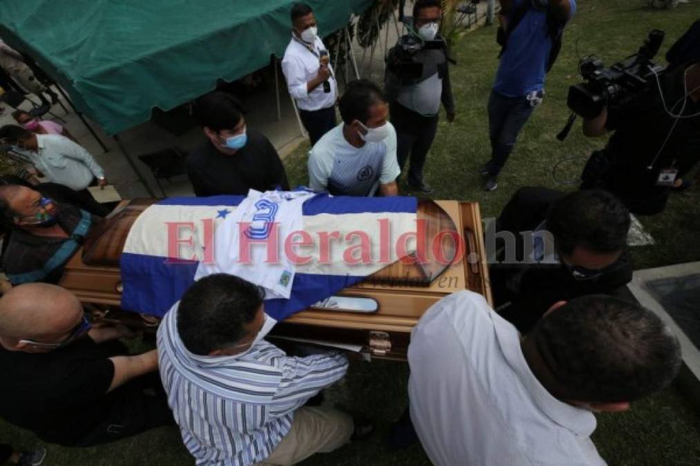 Discursos y llanto en la dolorosa despedida de Chelato Uclés, el Maestro de Honduras