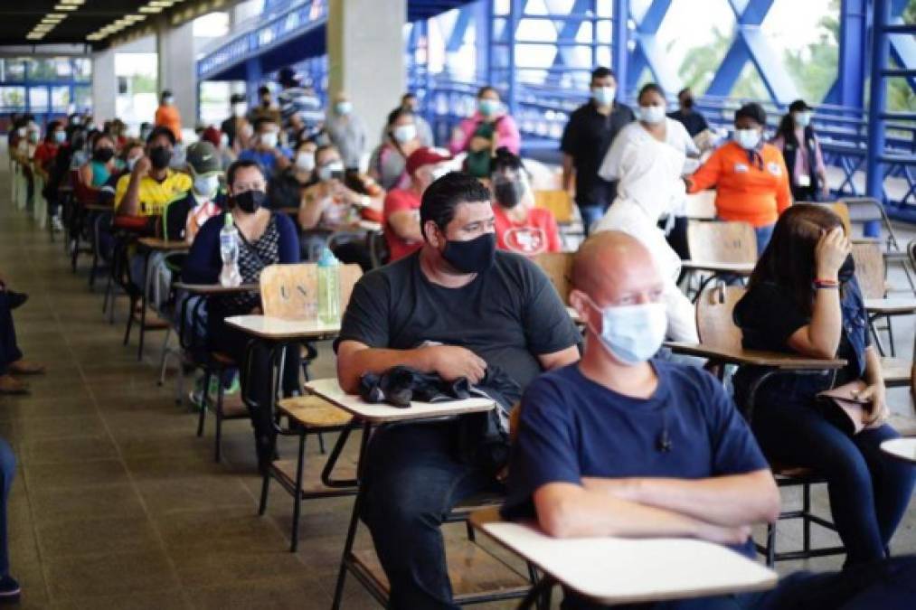 Las imágenes que dejó el primer día del 'Vacunatón' a mayores de 30 años en la capital