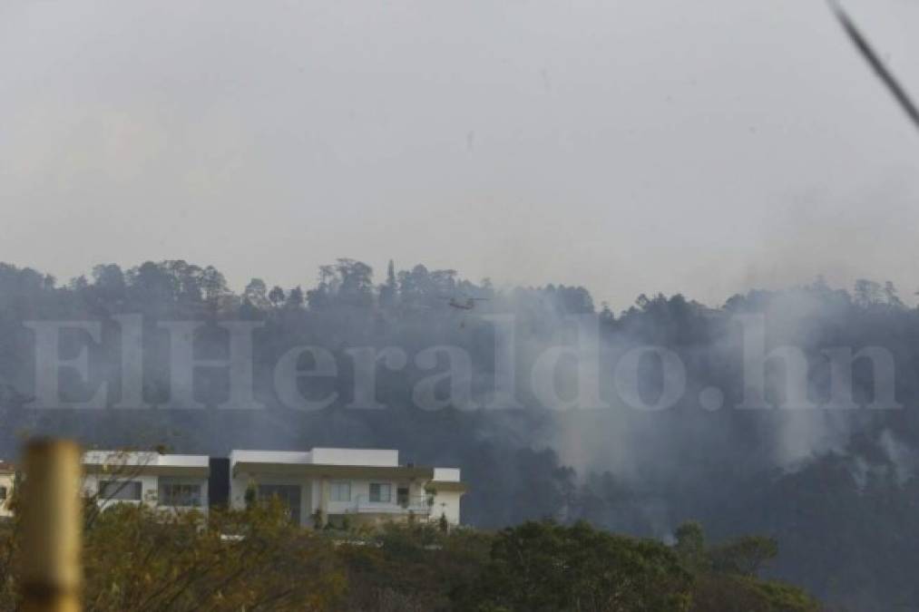 Por aire y tierra combaten el incendio en El Hatillo