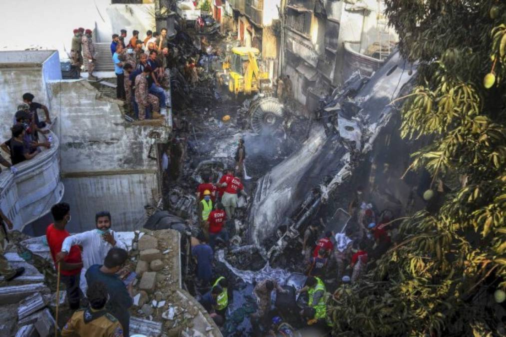 Las impactantes imágenes del fatal accidente de avión en Pakistán