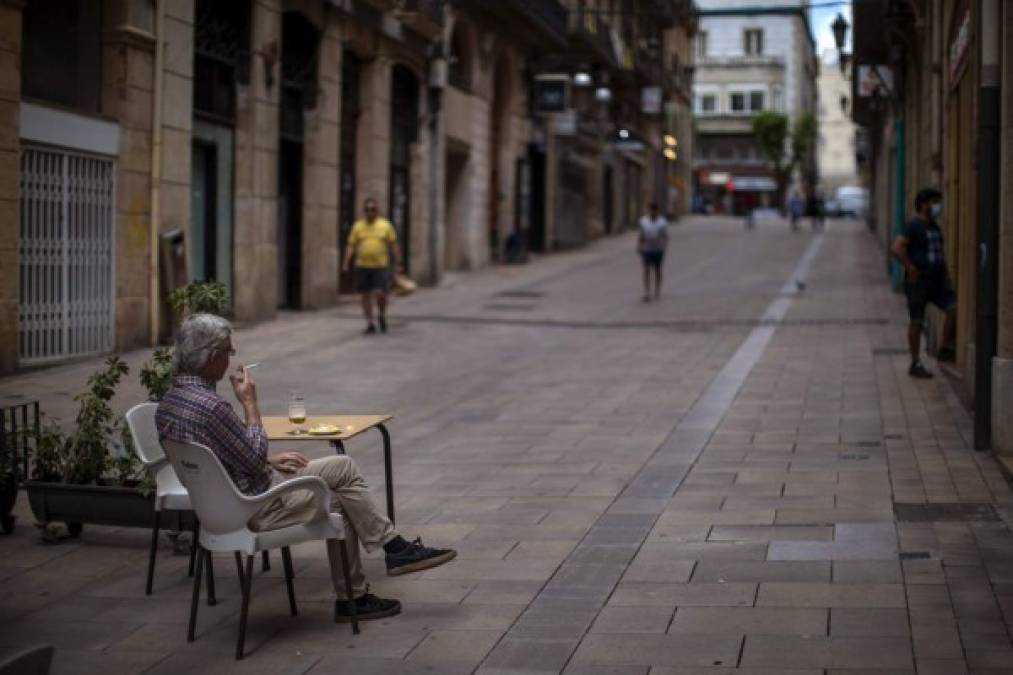 Poco a poco y con cierto temor, españoles buscan la normalidad: FOTOS