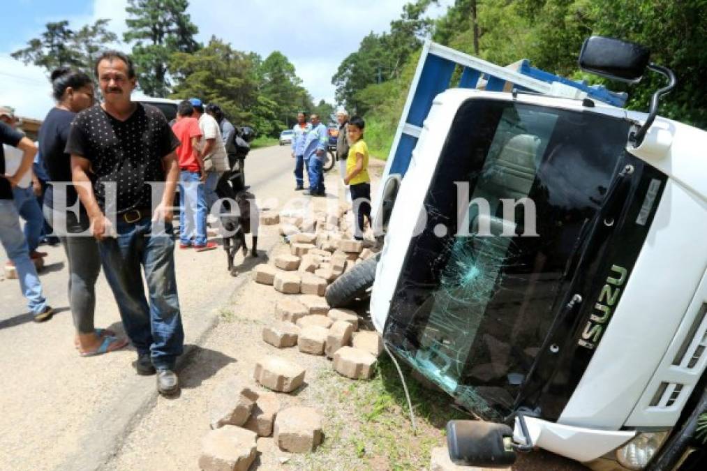 Fotos: Accidente en carretera a Valle de Ángeles casi termina en tragedia