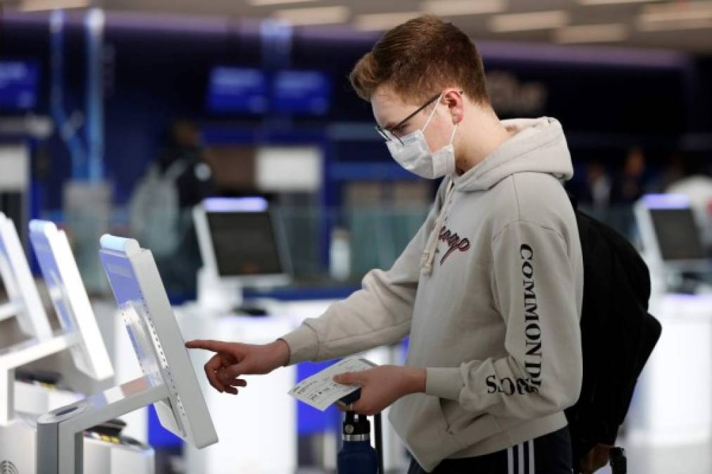 Suspensión de vuelos y aeropuertos llenos de viajeros ante alarma por coronavirus (FOTOS)