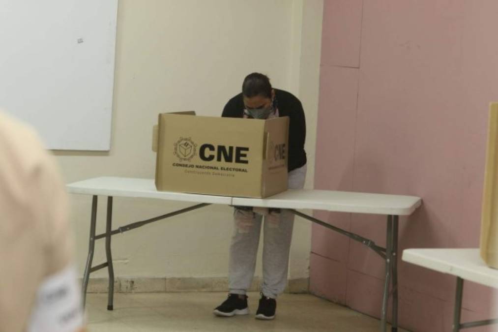 Así votó Juan Orlando y otras personalidades políticas en el transcurso de las elecciones