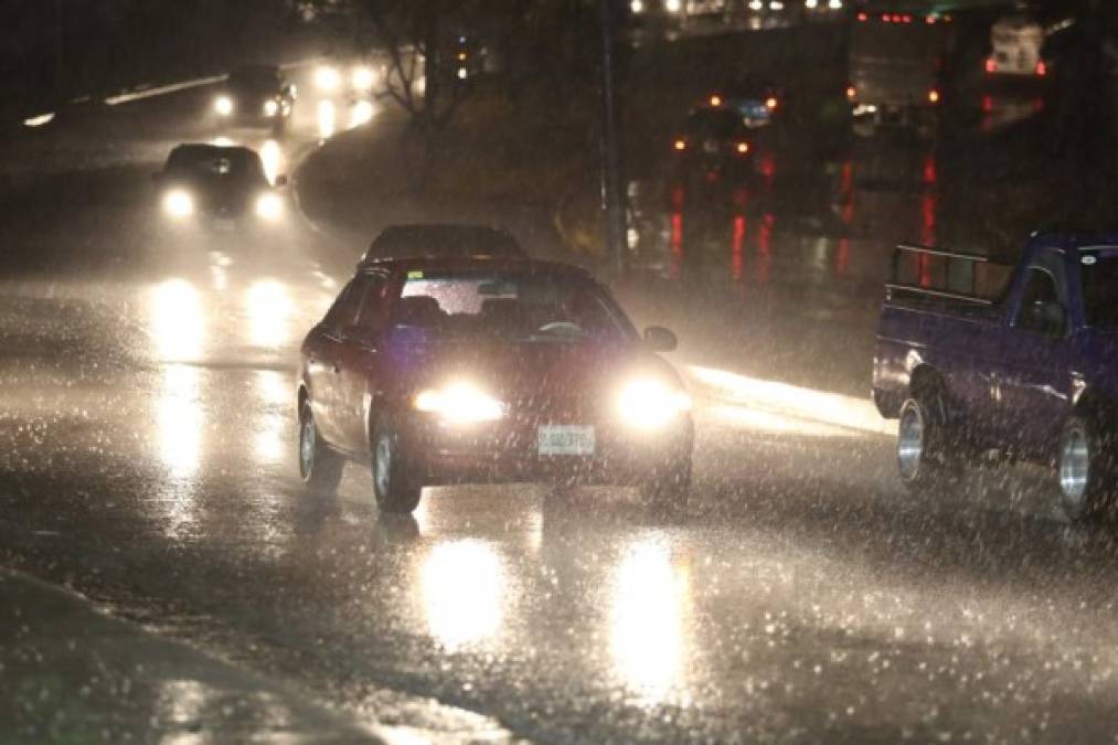 Fotos: Fuertes lluvias azotan calles y avenidas de Tegucigalpa