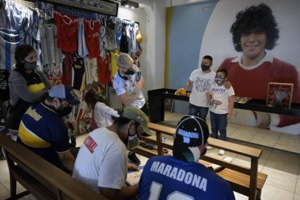 Entre homenajes y escándalo por violación, se cumple un año de la muerte de Maradona (FOTOS)