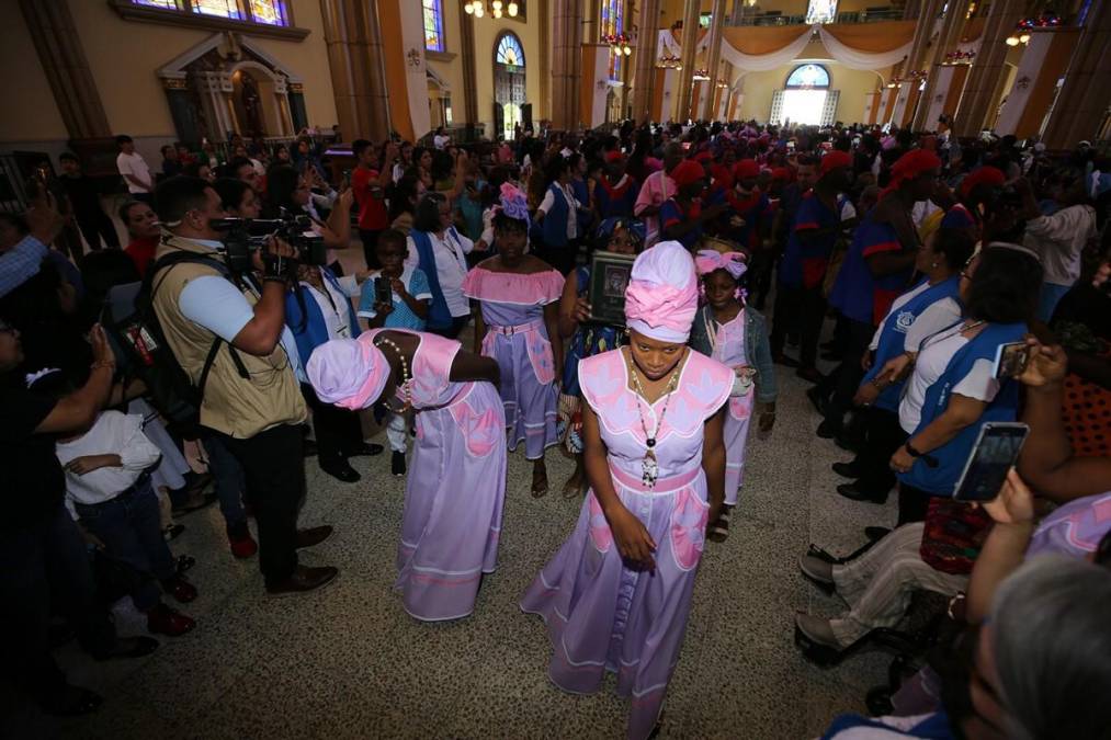 Comunidad garífuna derrocha fervor y devoción al visitar a la Virgen de Suyapa