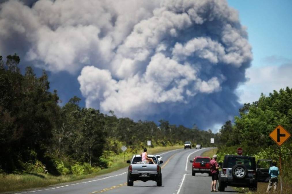 Imágenes de la nube de ceniza volcánica que provocó el volcán Kilauea en Hawái