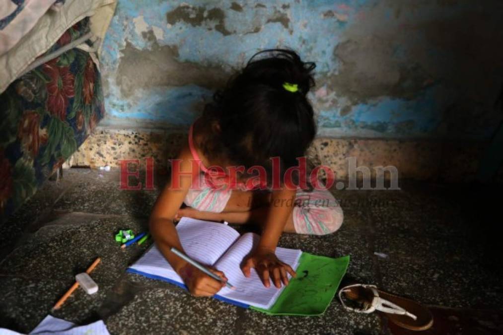 Sin internet ni aparatos tecnológicos: niños hondureños hundidos en la ignorancia