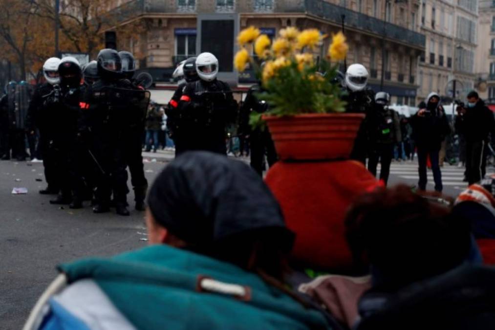 FOTOS: Disturbios y miles de personas en las calles de Francia contra reforma de pensiones