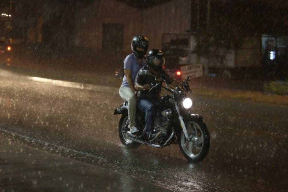 Fotos: Fuertes lluvias azotan calles y avenidas de Tegucigalpa