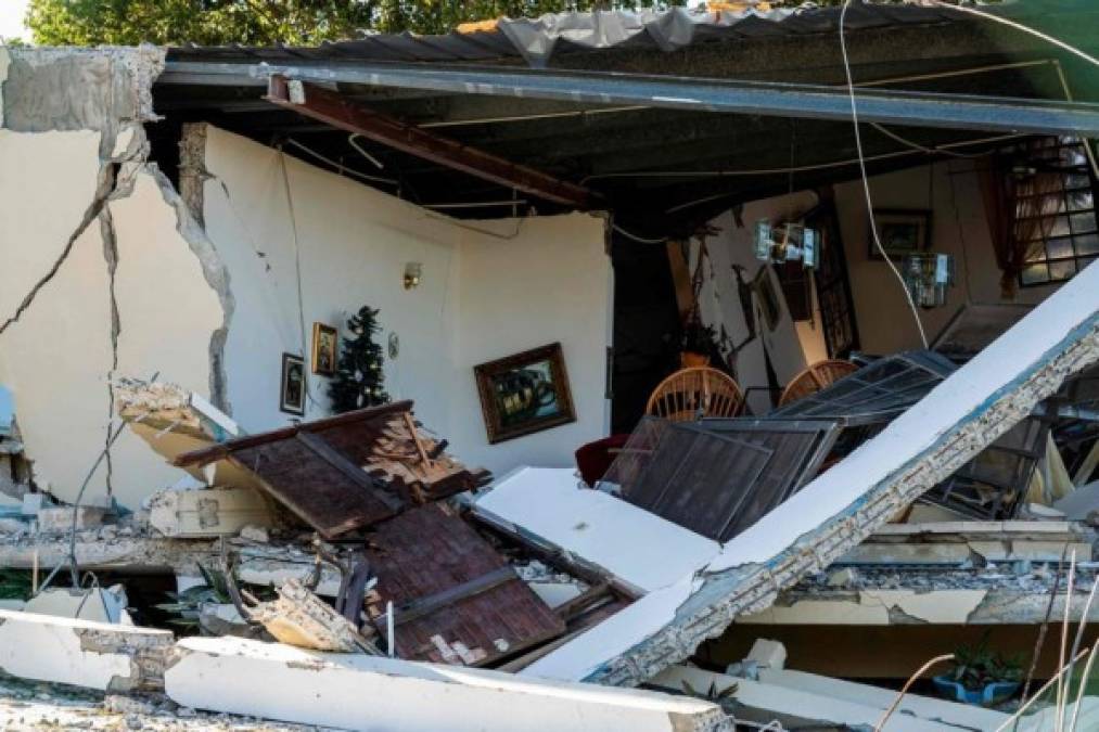 FOTOS: En la calle, afectados por devastadores sismos en Puerto Rico esperan ayuda