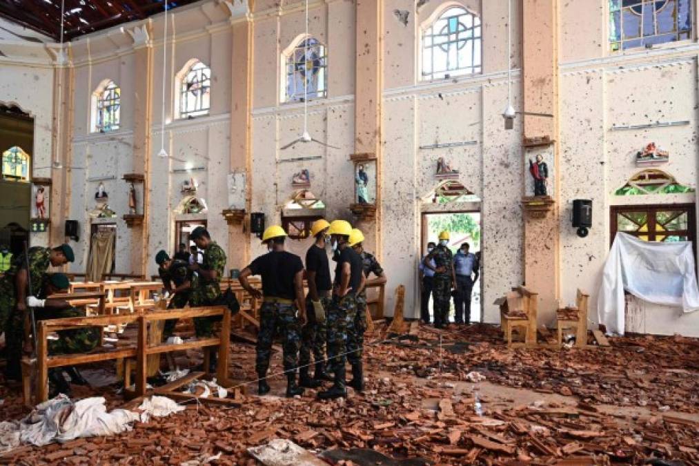 Iglesias y hoteles destruidos, zapatos ensangrentados y cientos de muertos, así luce Sri Lanka tras los atentados
