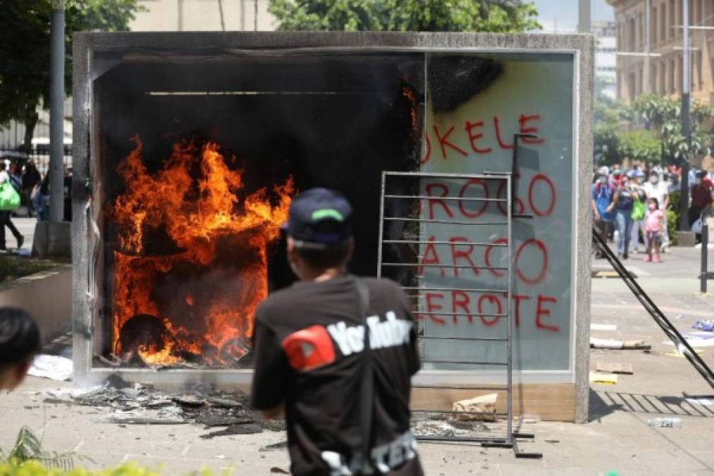 'Bukele, dictador': Salvadoreños protestan contra el bitcóin y el autoritarismo