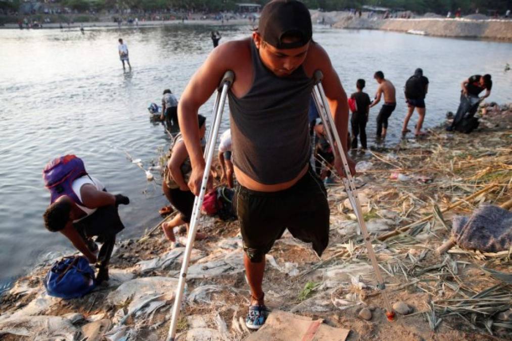 Hondureños en caravana sufren la fría y tenebrosa ruta migratoria, sin comida y sin techo