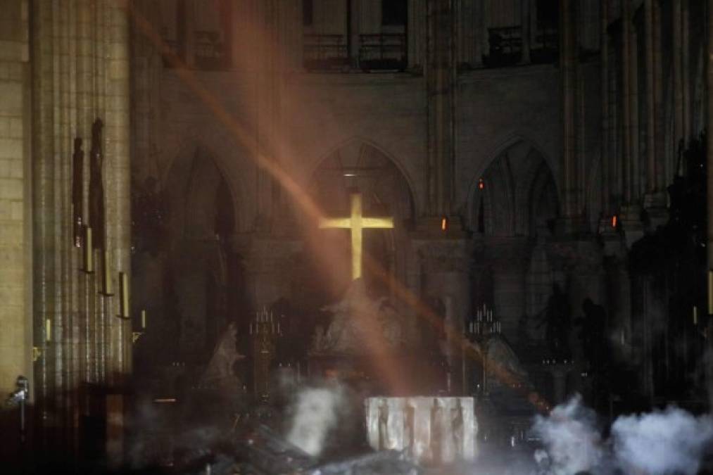 Revelan las primeras imágenes del interior de la catedral de Notre Dame tras el incendio