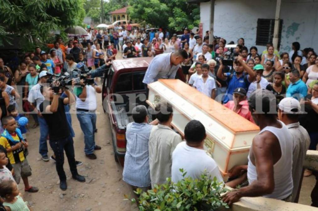 Desgarrador último adiós de niña que fue violada y estrangulada en Santa Cruz de Yojoa, Honduras