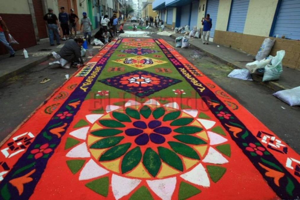 Color y tradición, las alfombras de aserrín que engalanan la Semana Santa (FOTOS)