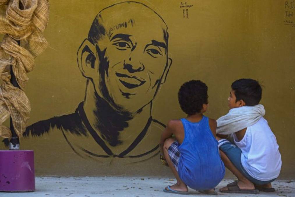 Llanto, flores y desconsuelo: fans rinden homenaje a Kobe Bryant (FOTOS)