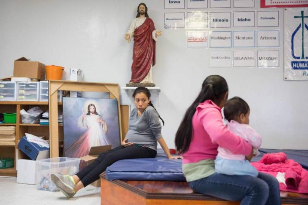 Arrancar a los niños de brazos de sus padres; la severa medida para desalentar a los migrantes