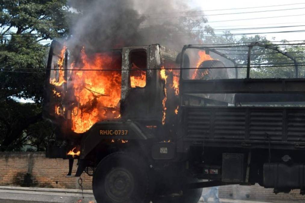 Las impactantes imágenes de la quema del camión del ejército por manifestantes en Honduras