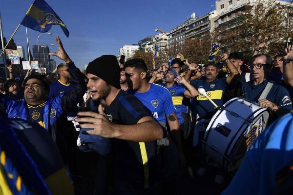 FOTOS: Aficionados de River y Boca comienzan a llenar el Santiago Bernabéu para la gran final de Copa Libertadores