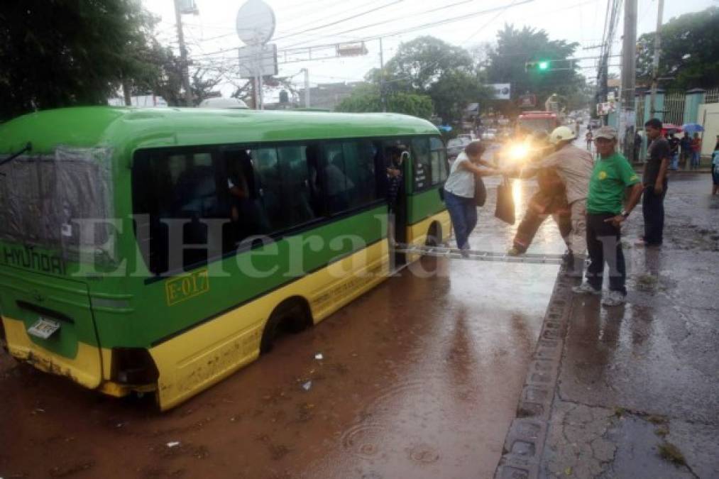 Dramático rescate de pasajeros de bus en la Kennedy tras inundación por lluvias