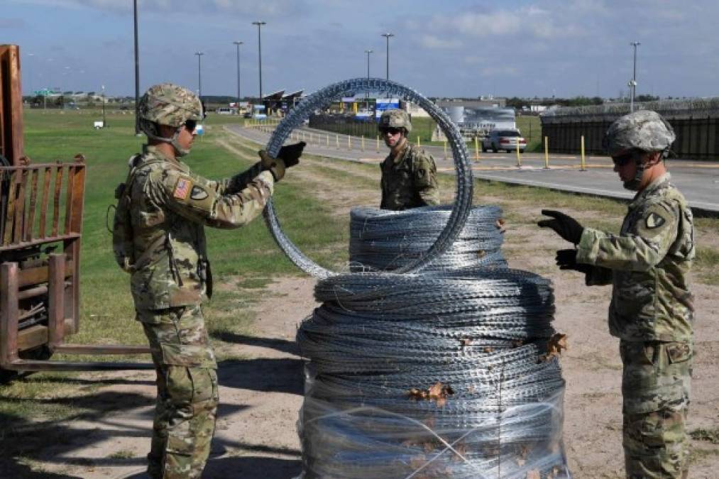 FOTOS: Momento en el que soldados aseguran frontera de Texas para evitar a la caravana migrante a Estados Unidos
