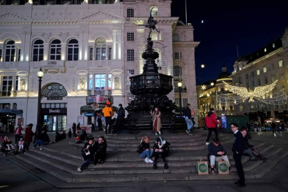 Éxodo masivo, confinamiento y miedo: el ambiente en Londres tras mutación del virus