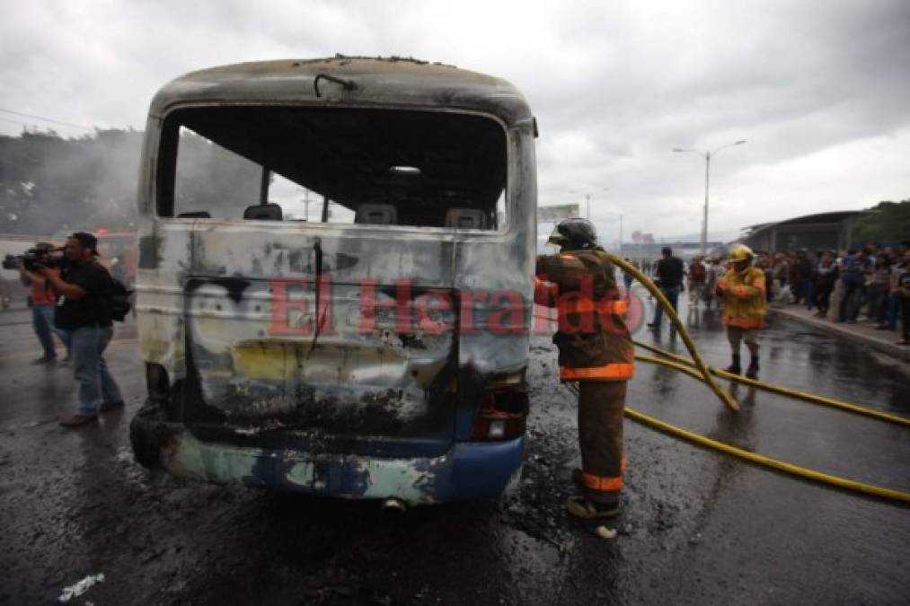 Las impactantes imágenes que dejó el incendio de tres buses rapiditos enfrente de la UNAH