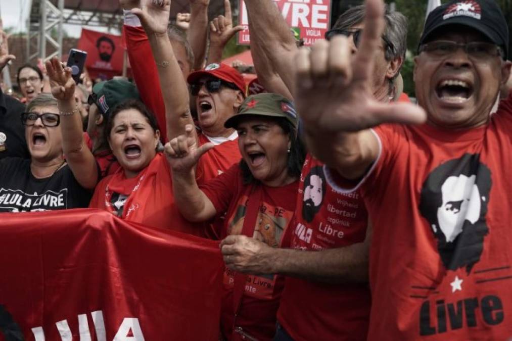 FOTOS: Ovacionado por sus partidarios salió Lula da Silva de la cárcel