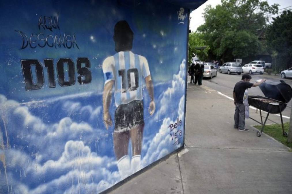 Entre homenajes y escándalo por violación, se cumple un año de la muerte de Maradona (FOTOS)