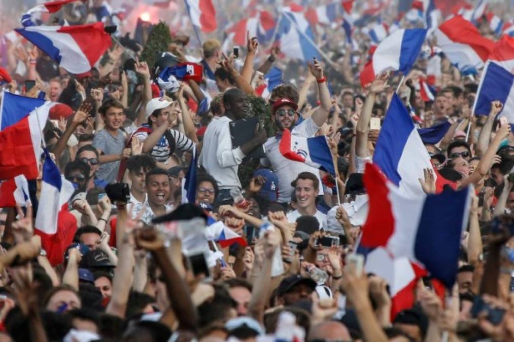 FOTOS: La locura en París tras la coronación de Francia como campeón del Mundo en Rusia 2018