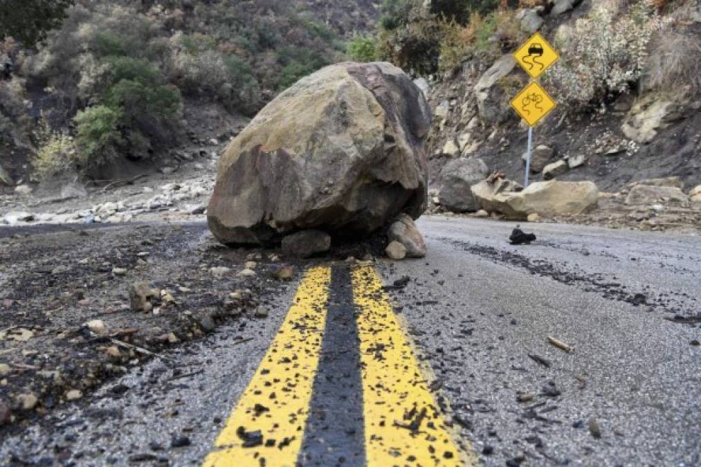 Escenas caóticas en California por inundaciones, deslaves y muerte