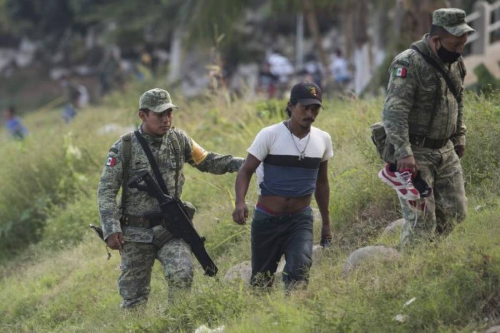 Cercos policiales, intemperie y covid-19: las amenazas a la caravana migrante en Guatemala