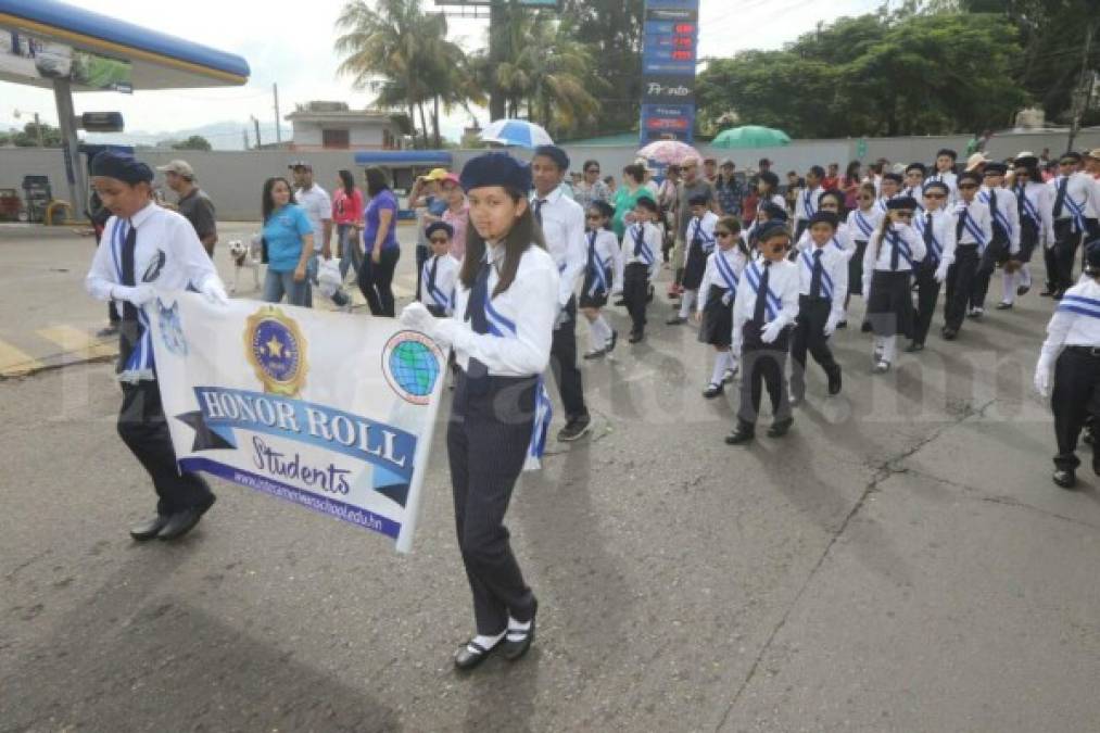 Estudiantes de primaria llenan de civismo la capital de Honduras