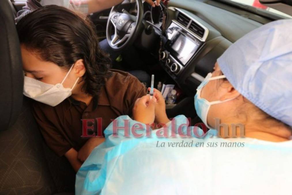 Imágenes de la vacunación anticovid a menores de 12 años en la capital