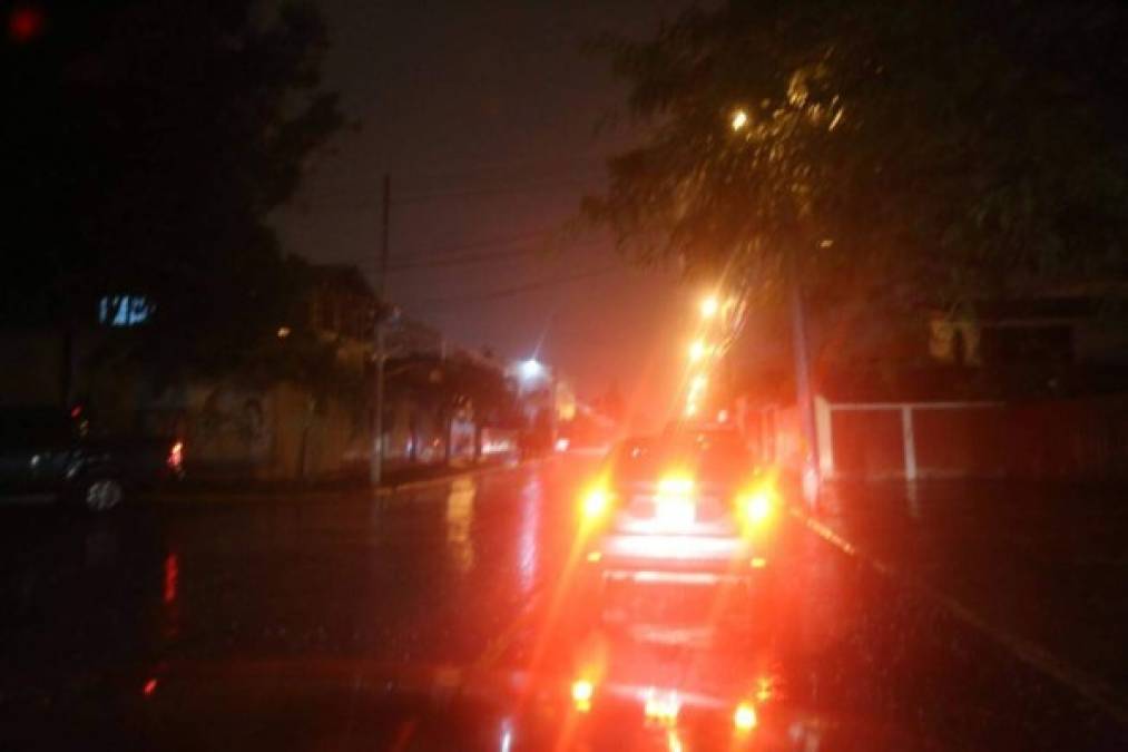 Fotos: Fuertes lluvias azotan calles y avenidas de Tegucigalpa