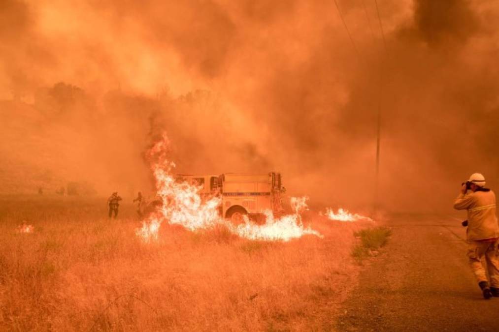 Las impactantes imágenes del voraz incendio forestal en California