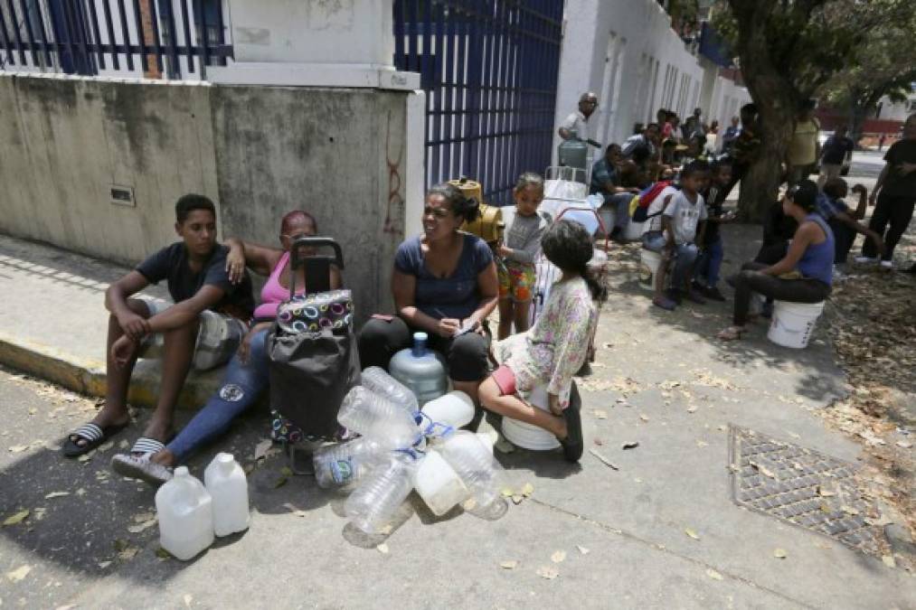 FOTOS: Sin luz ni agua, así vivieron seis días los venezolanos en medio de la crisis